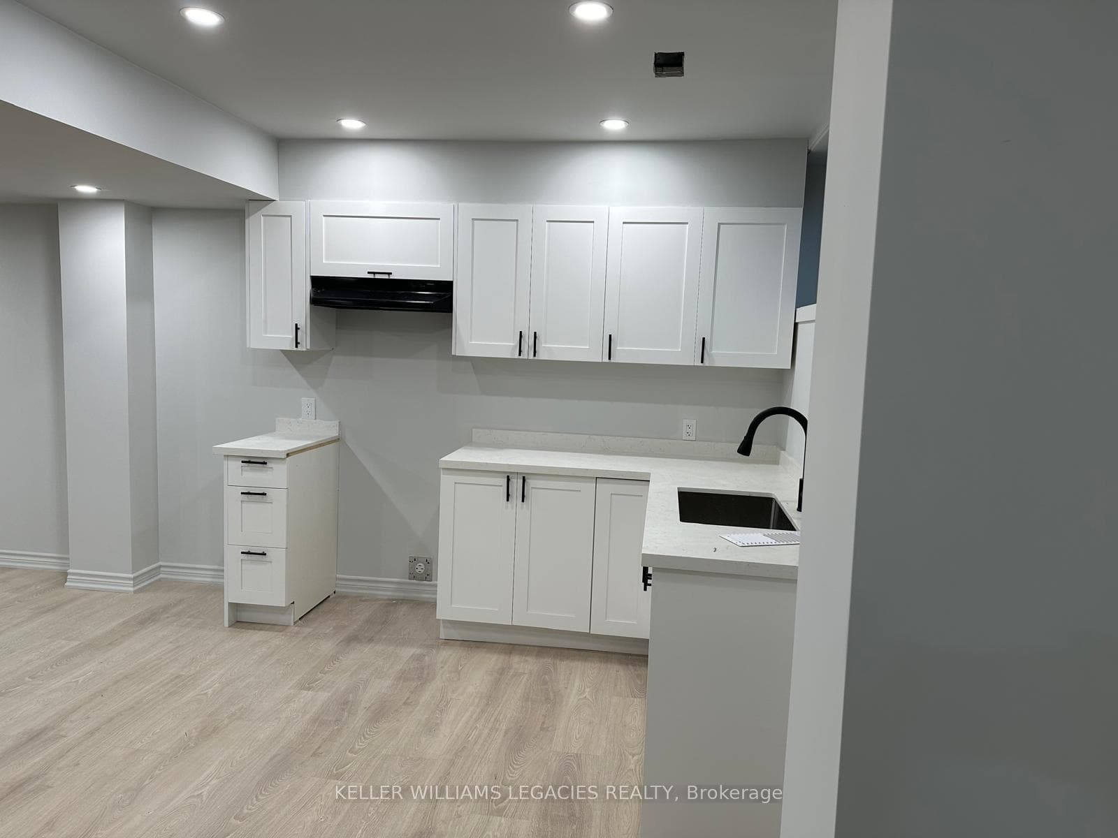 176 James(Basement) Street photo 2