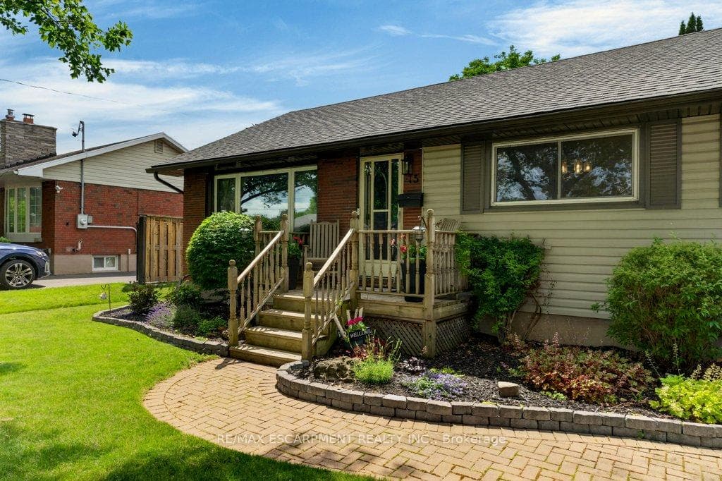 15 Roxanne Drive photo 3