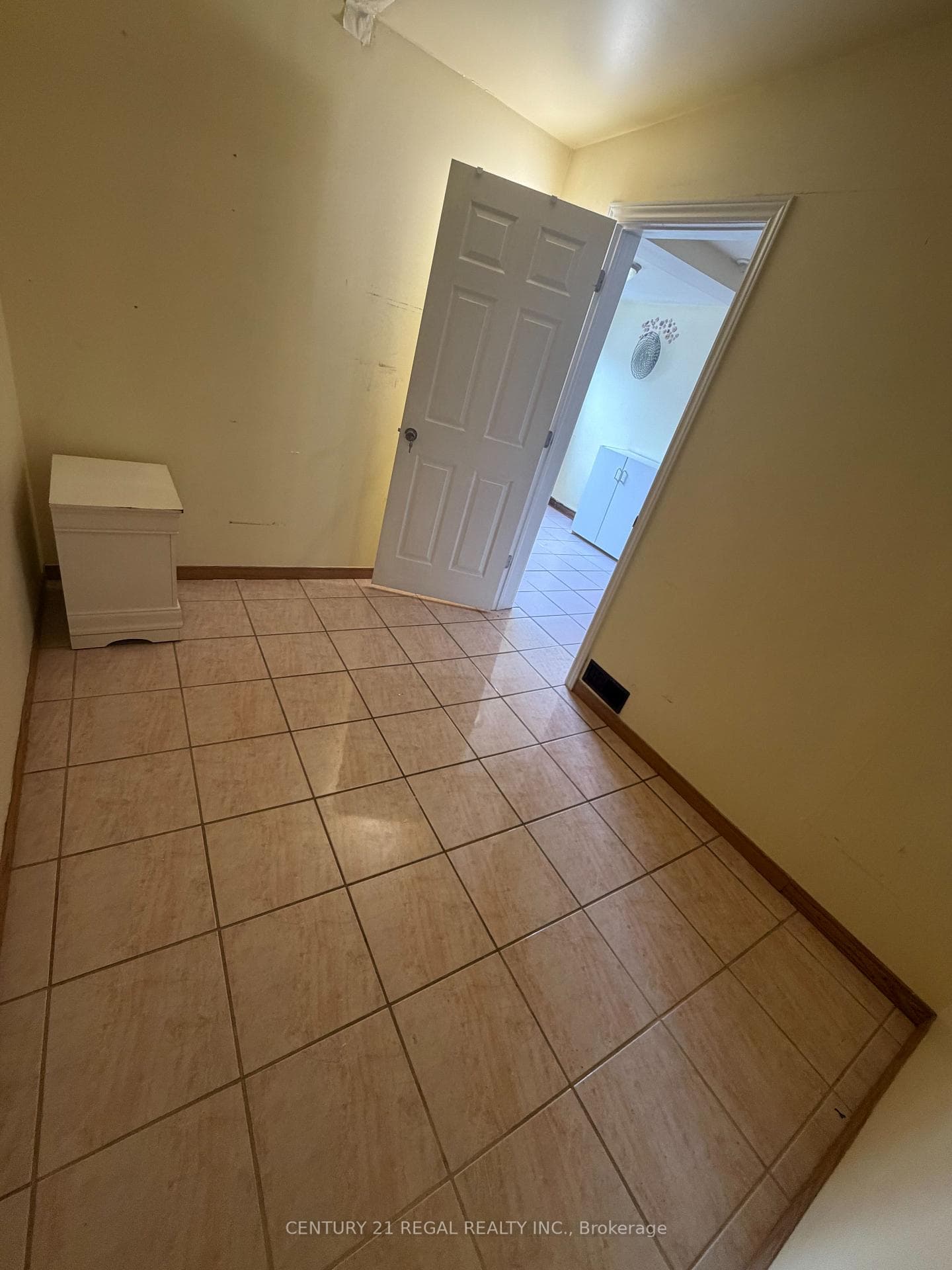 690 Jane Street photo 11