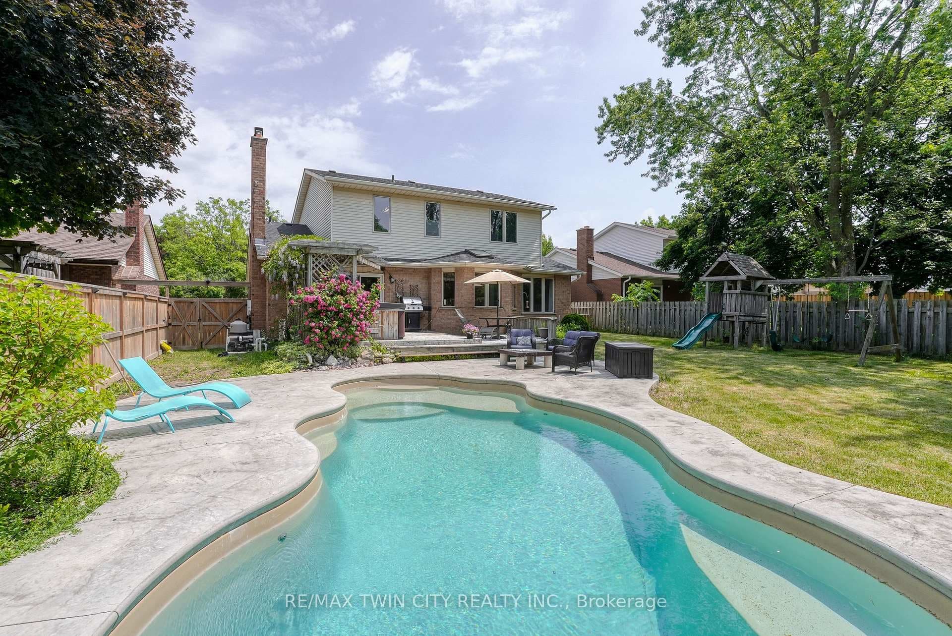 321 Crimson Crescent photo 33