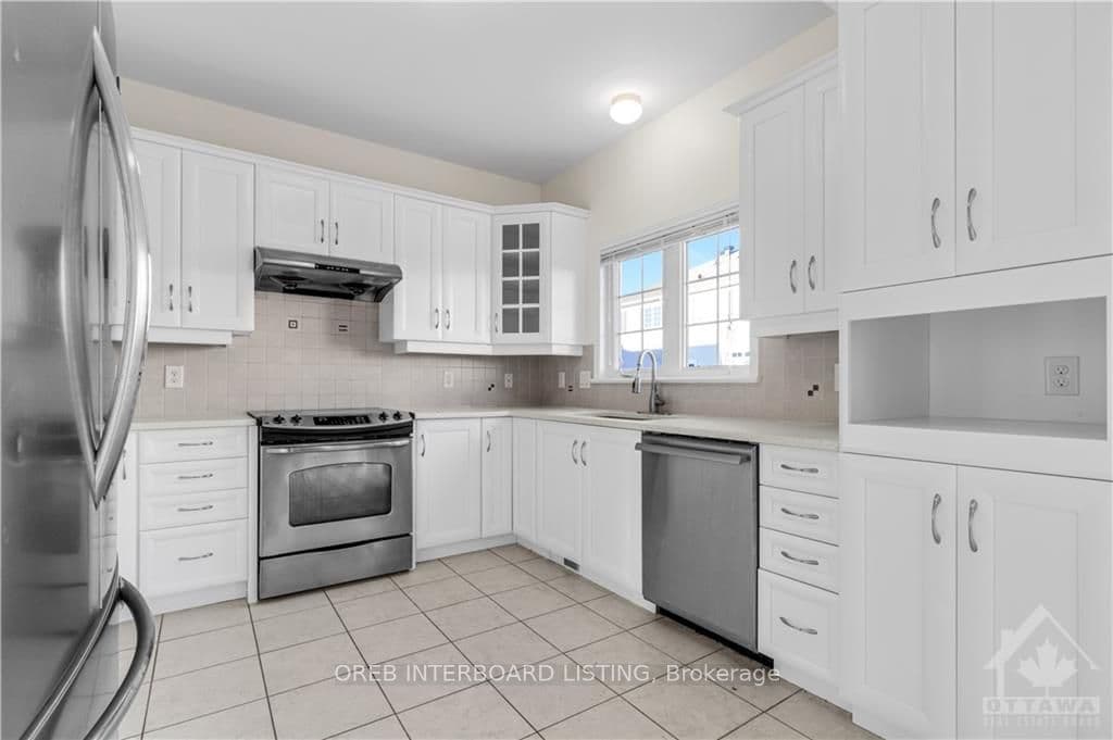 541 CARINA Crescent photo 11