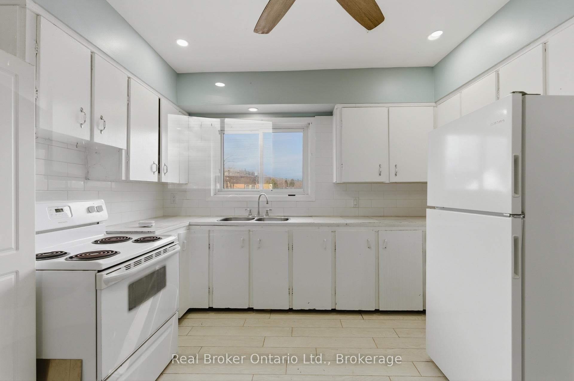 880 LAWRENCE Road photo 16
