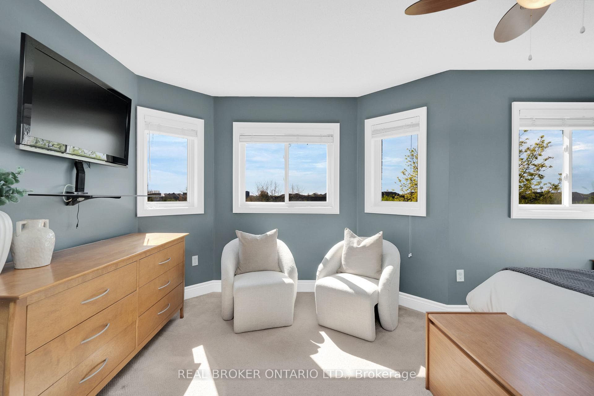 217 Ellis Crescent photo 17