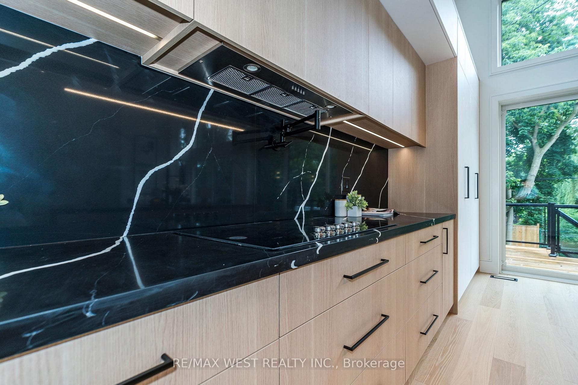109 Hounslow Avenue photo 14