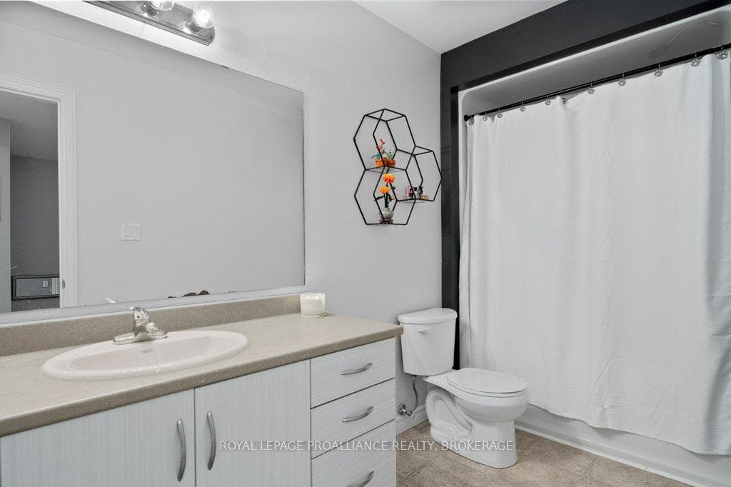 1560 Davenport Crescent photo 28
