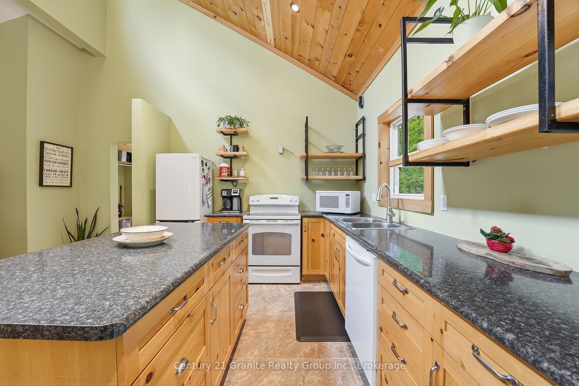 1048 Bacon Road photo 4