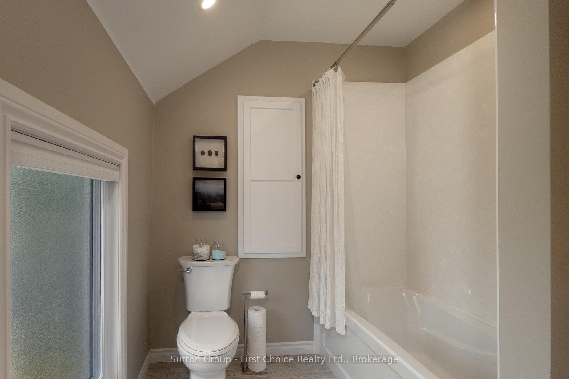 293 Wellington Street photo 31