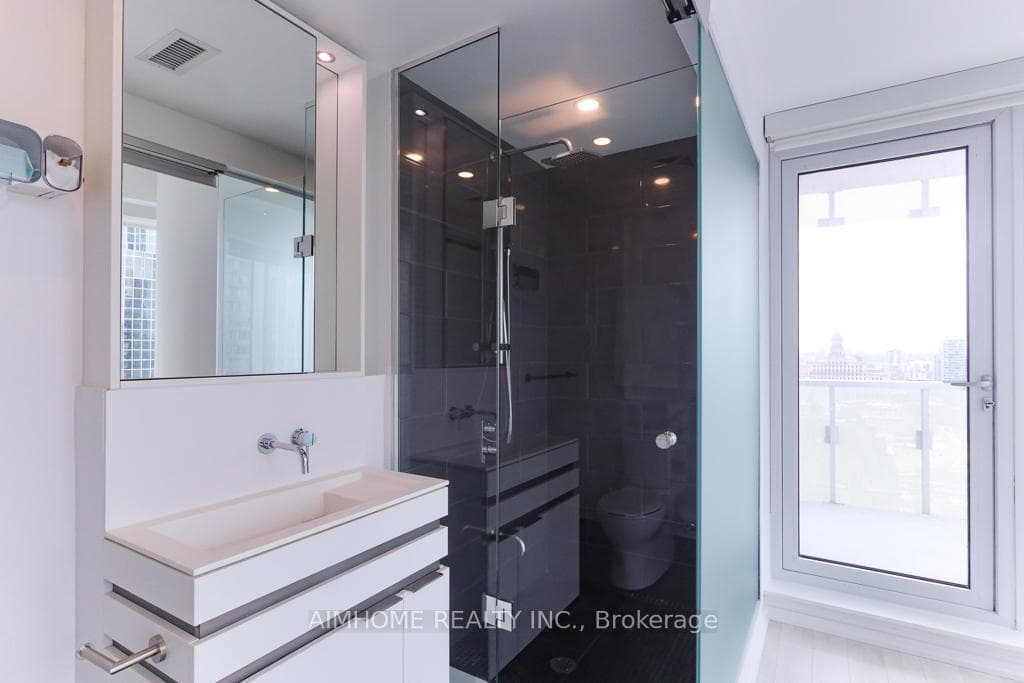 197 Yonge Street Unit 1812 photo 6