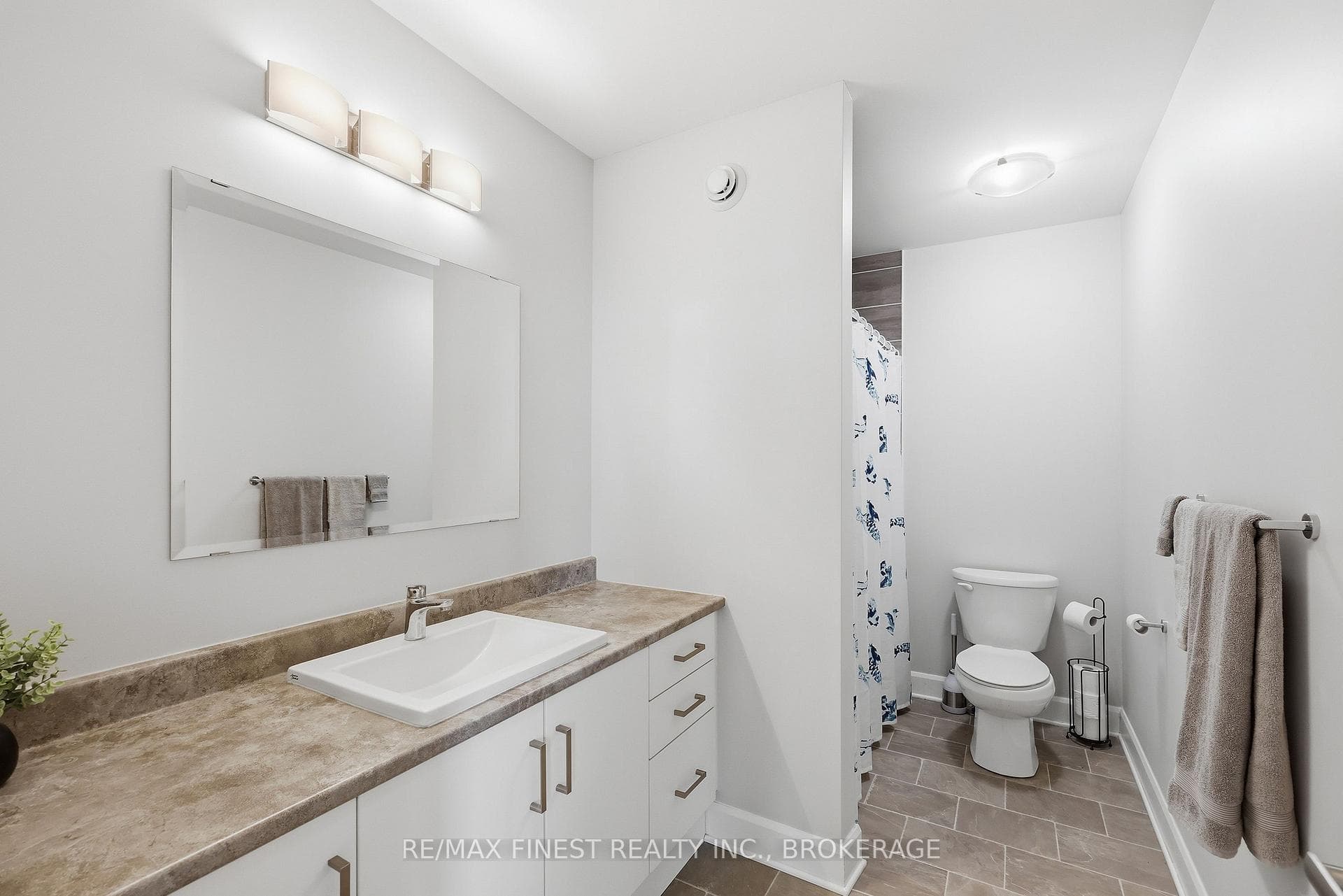 1553 Davenport Crescent photo 24