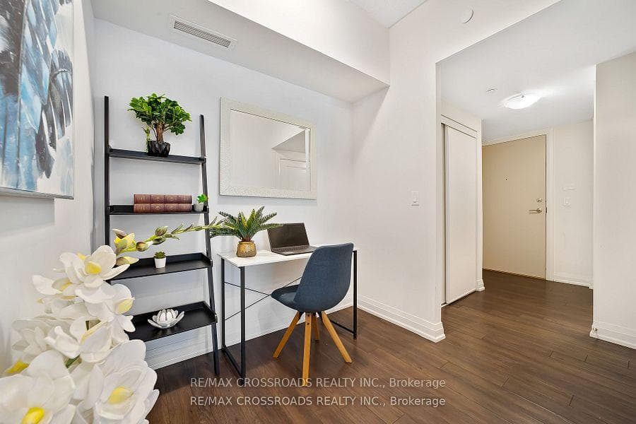 20 Meadowglen Place Unit 1910 photo 11