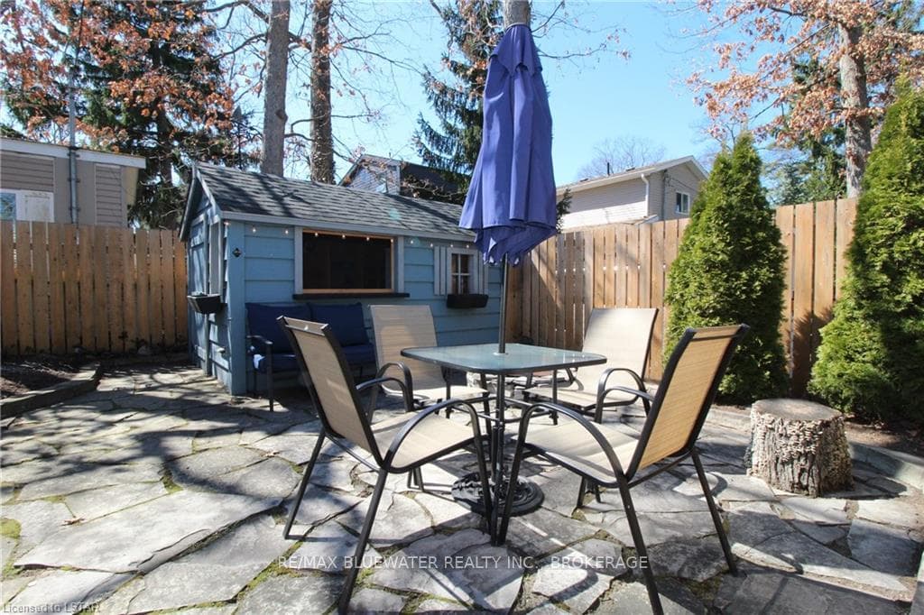 13 QUEENS Avenue photo 30