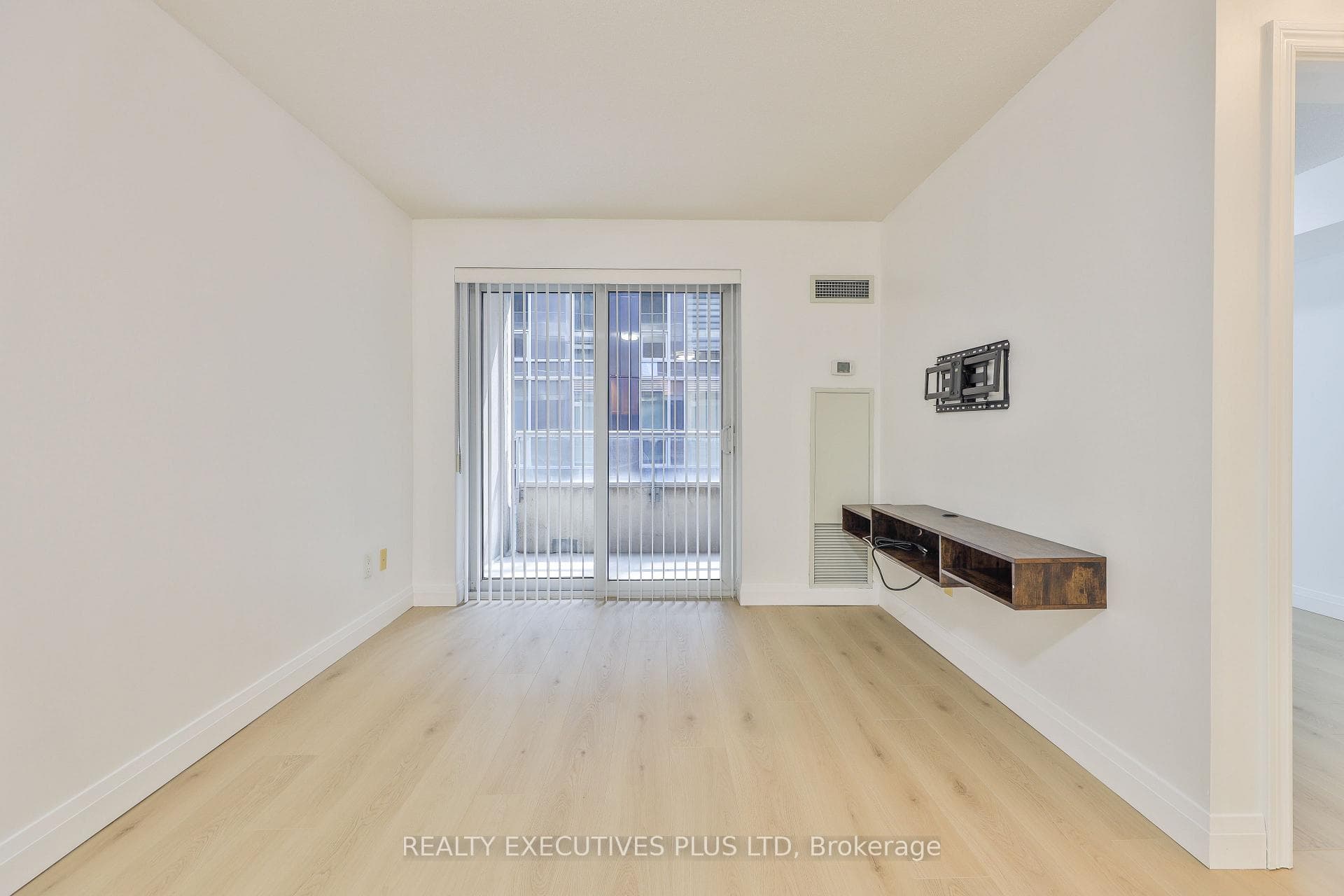 250 Wellington Street Unit 1028 photo 14