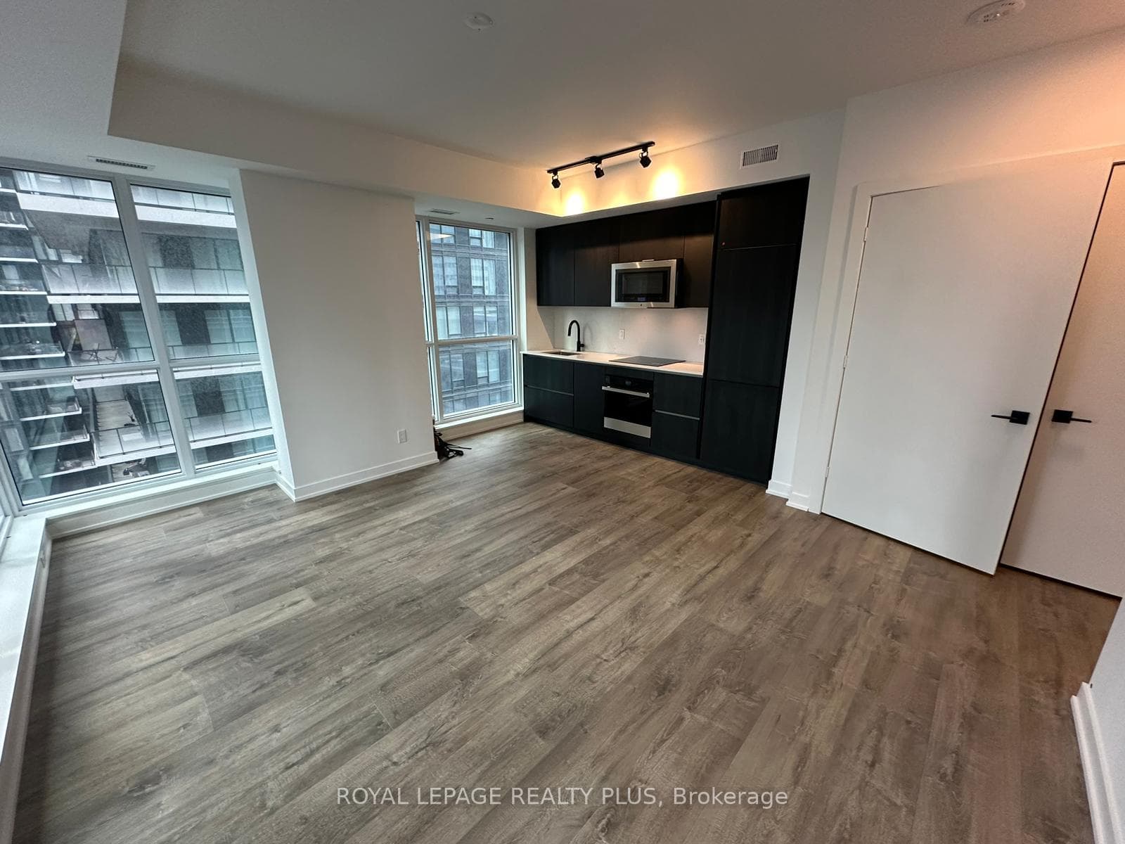 327 King Street Unit 1503 photo 3