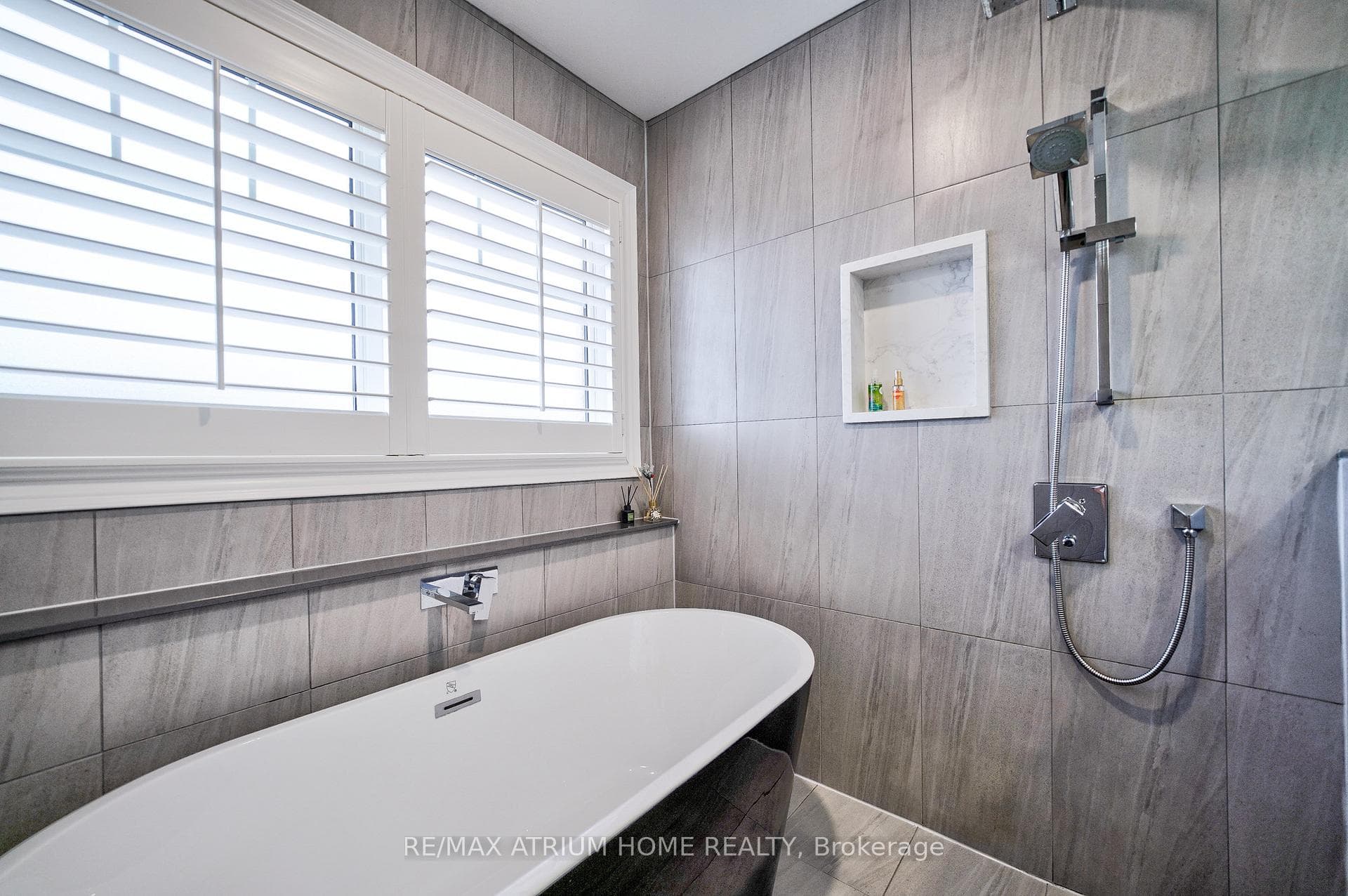 Luxurious Bathtub in W/I Shower