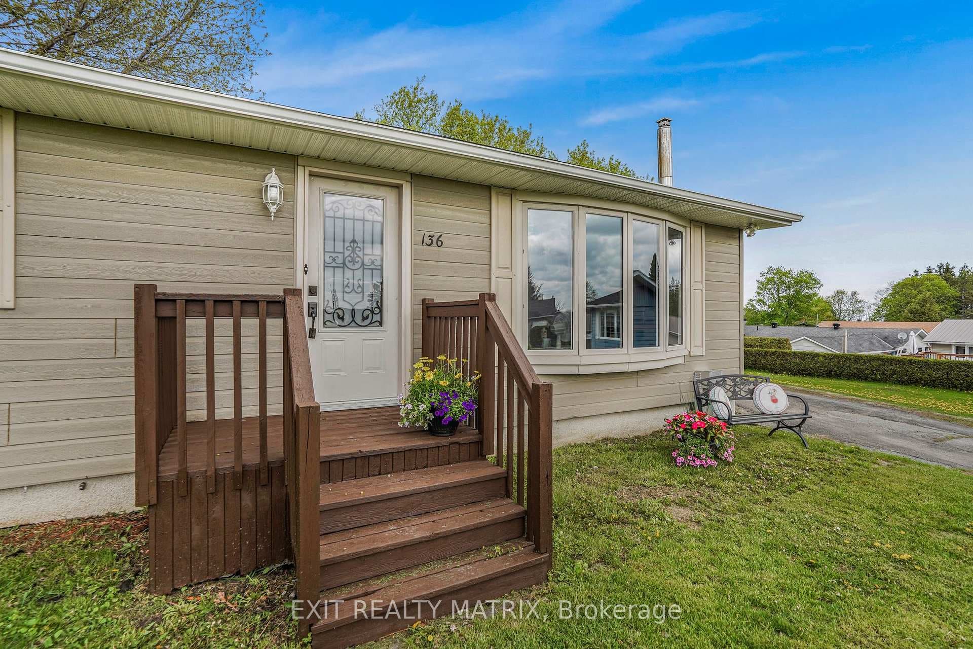 136 Martel Crescent photo 3