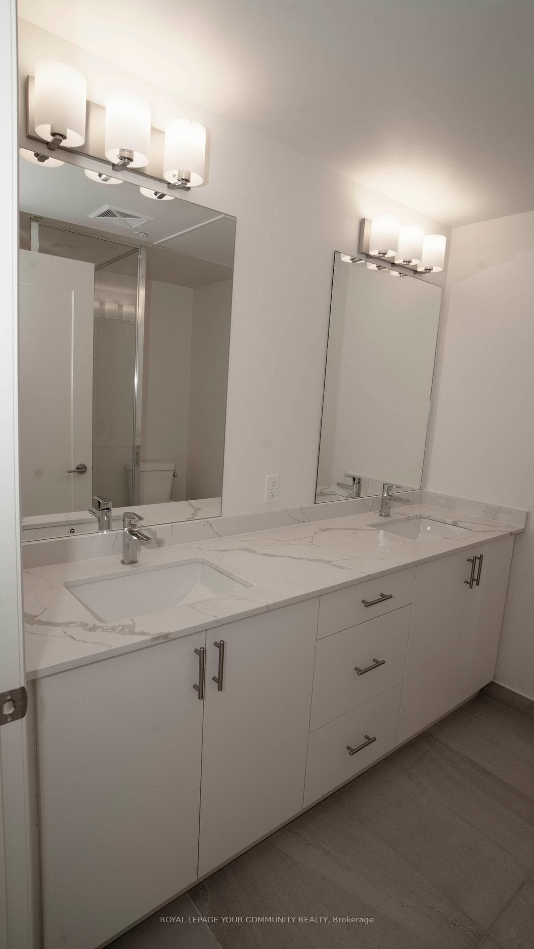 8960 Jane Street Unit 419 photo 9