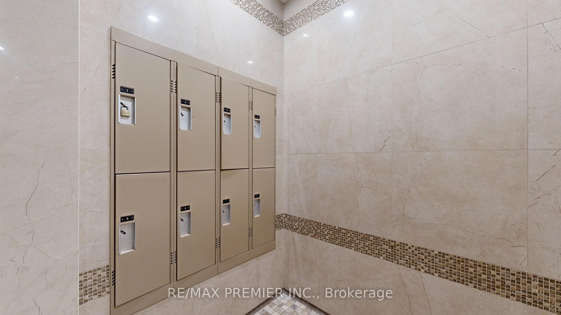 LOCKER / CHANGE ROOMS