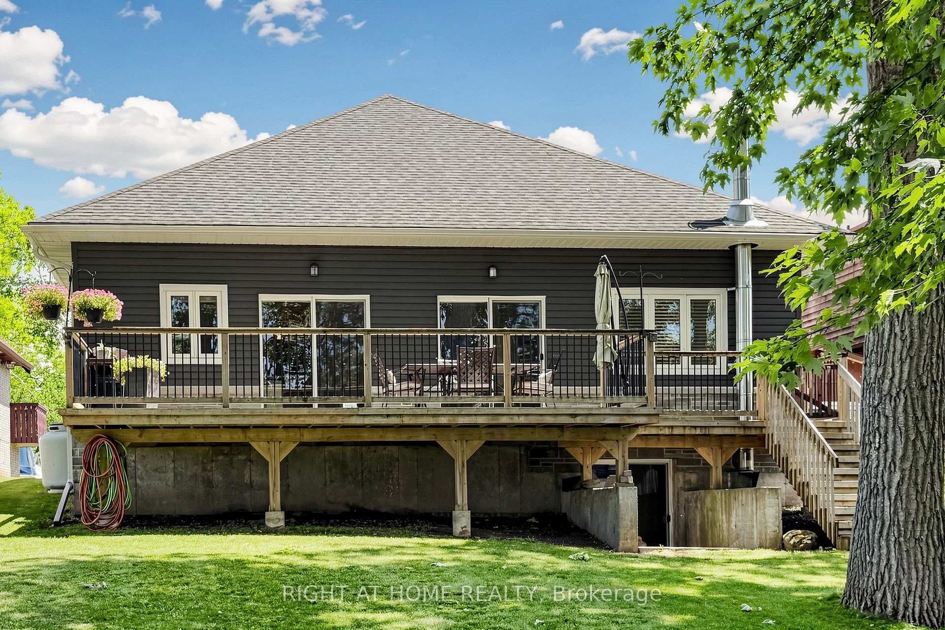 DECK SPANS THE LENGTH OF THE HOUSE