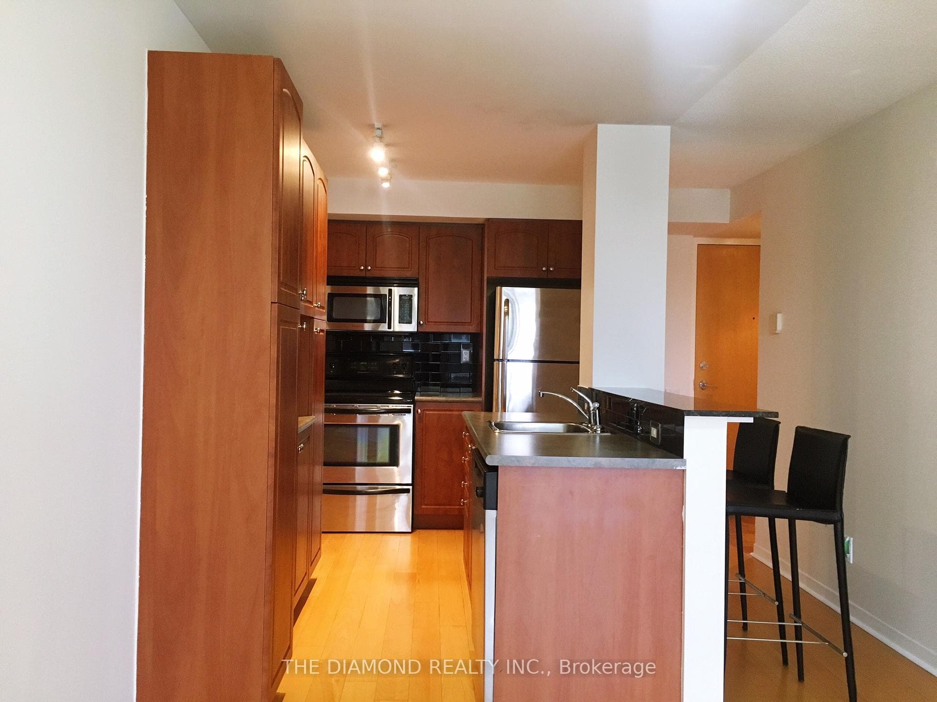 1040 The Queensway N/A Unit 406 photo 5