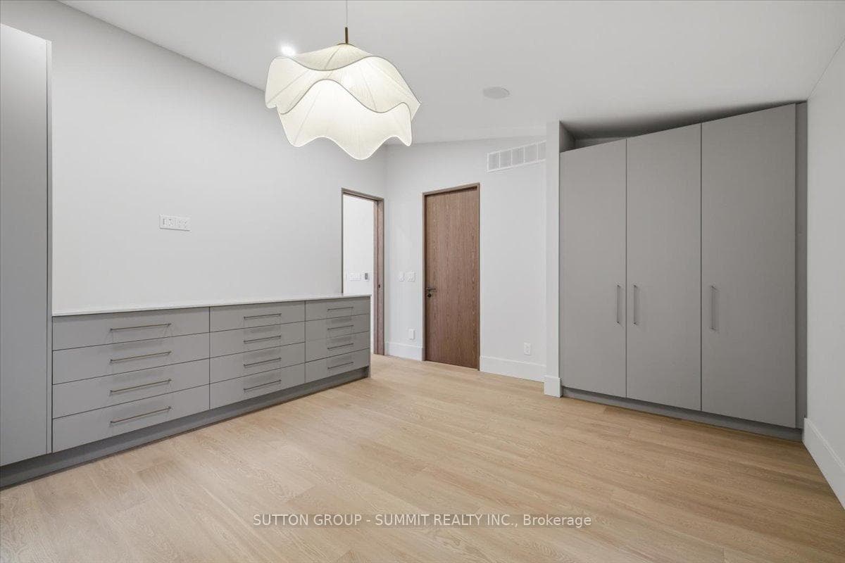 160 Allan Street photo 17