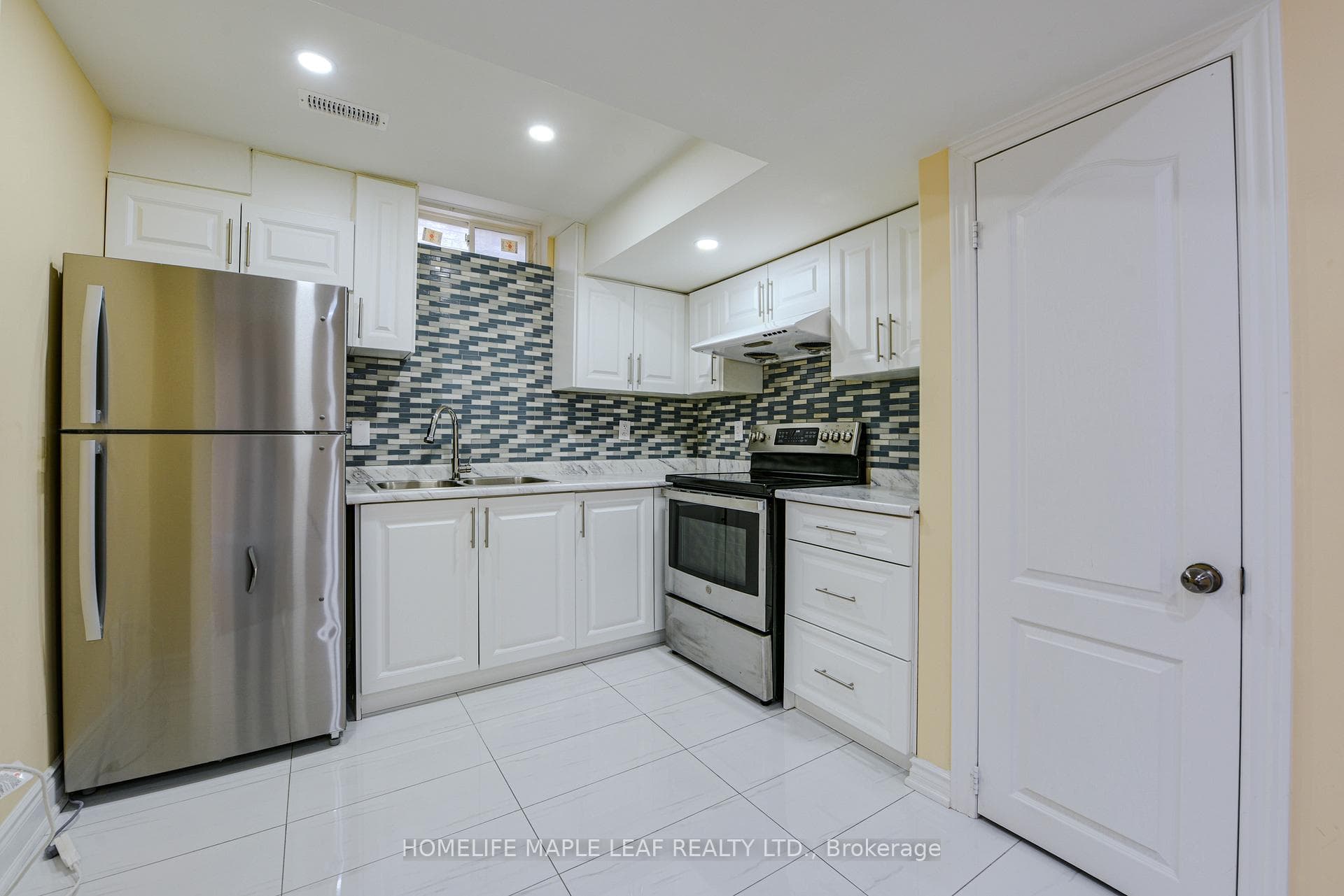 15 Orangeblossom Trail Unit Basement photo 3