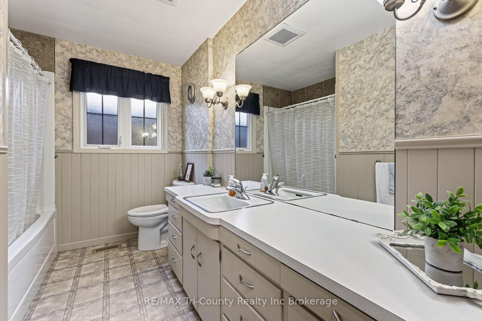 4 pc main floor bathroom