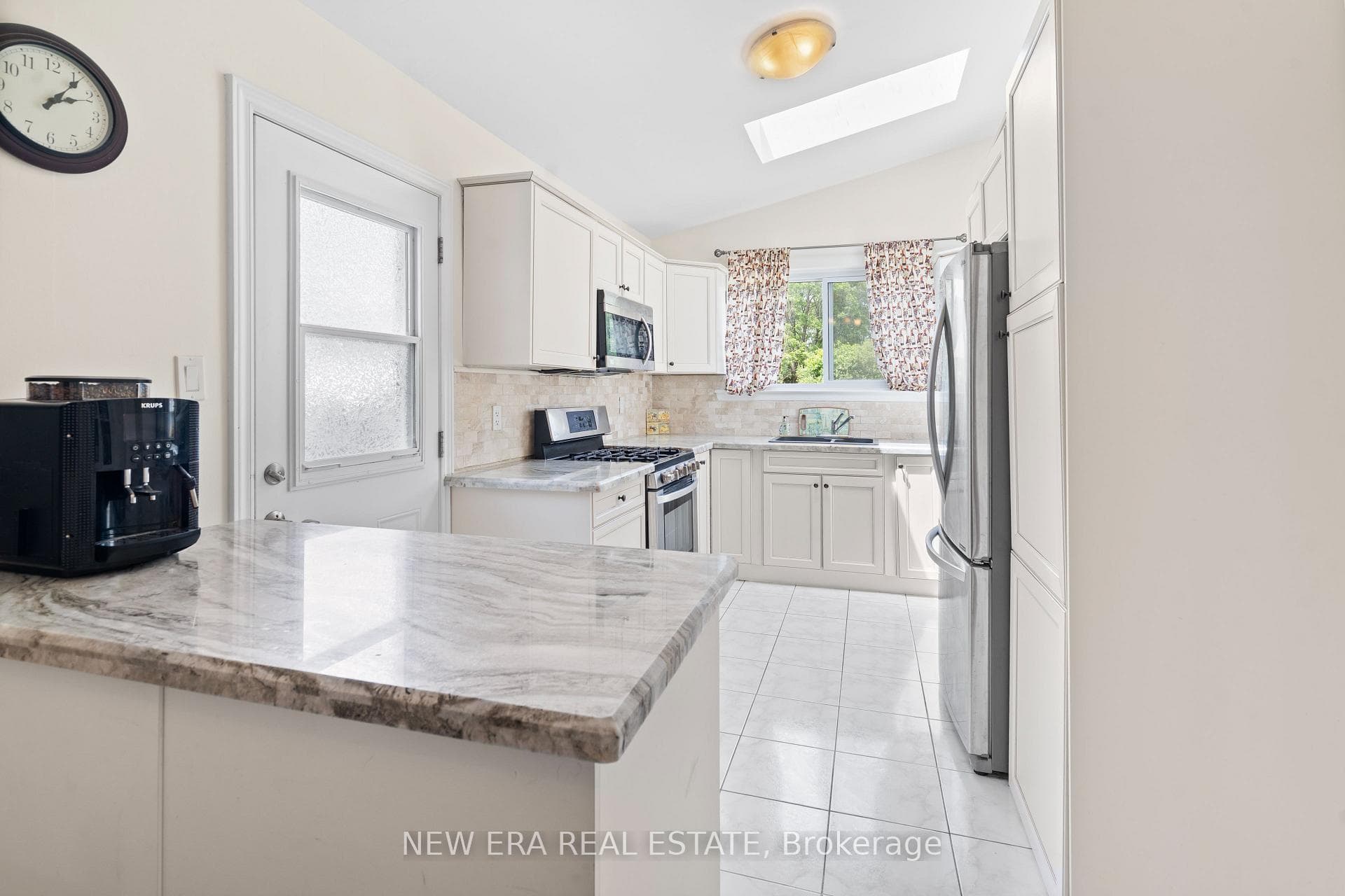 2598 Chalkwell Close photo 2