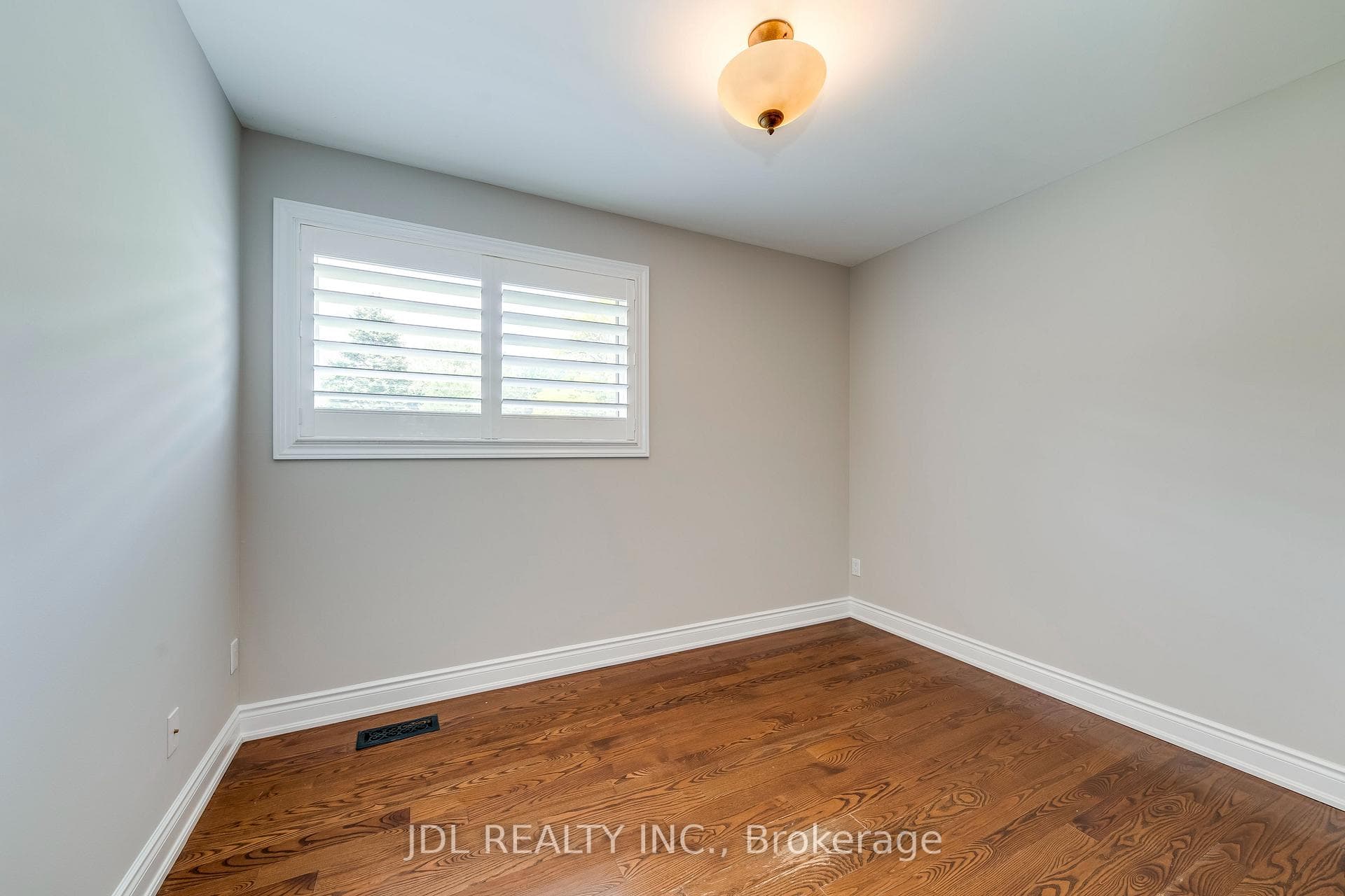 1266 Lambeth Road photo 19
