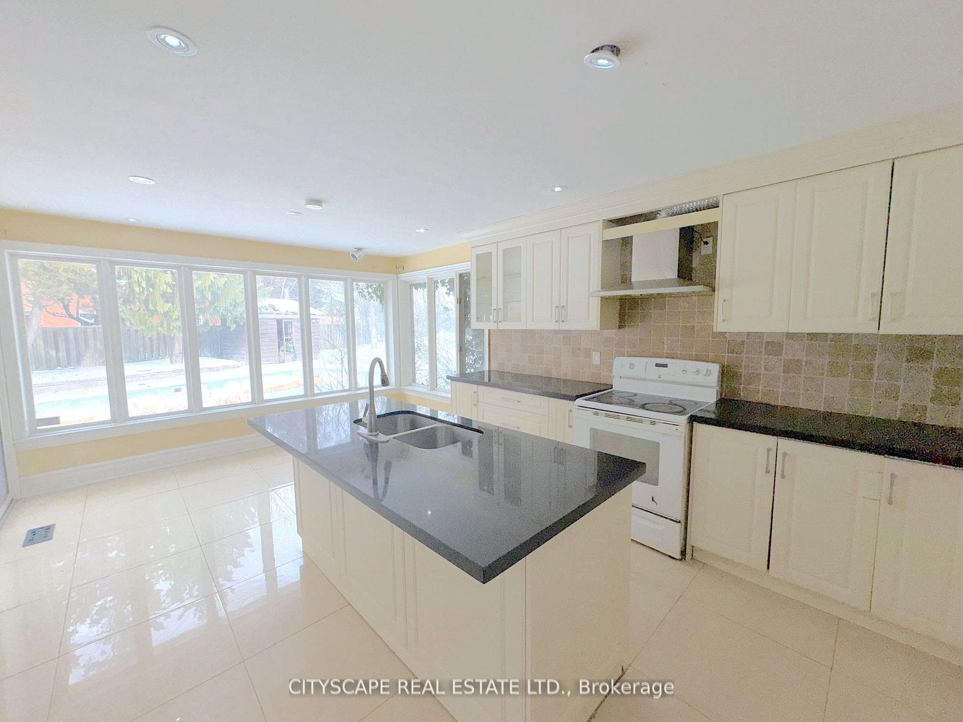 Kitchen Looking at Eat-In-Area30