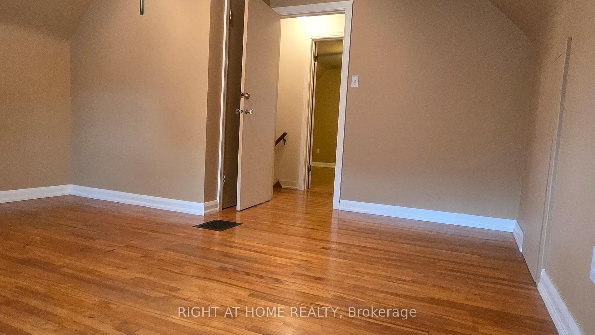 65 Ellis Crescent photo 13