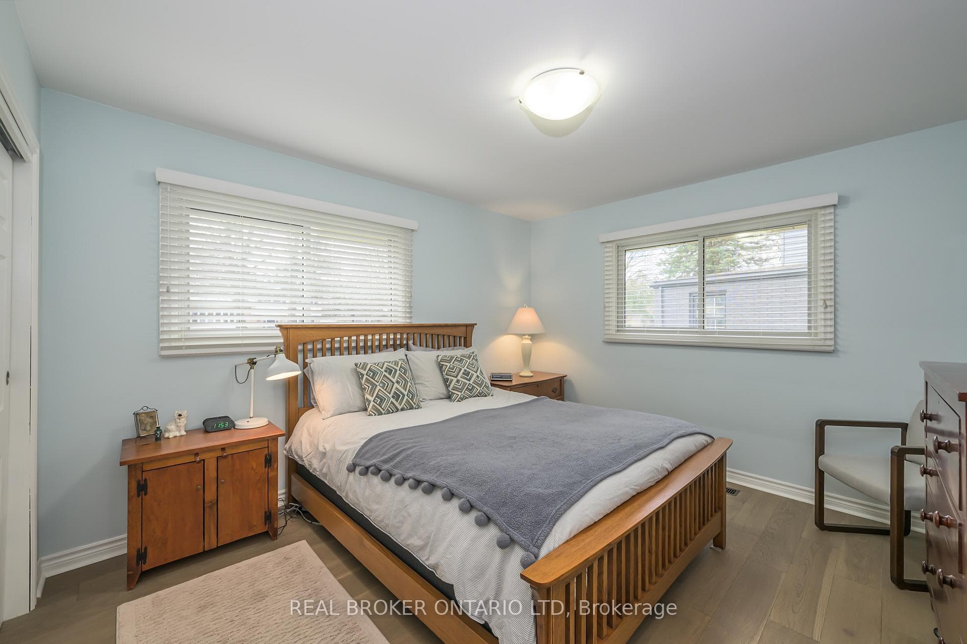 589 Middlewoods Drive photo 15