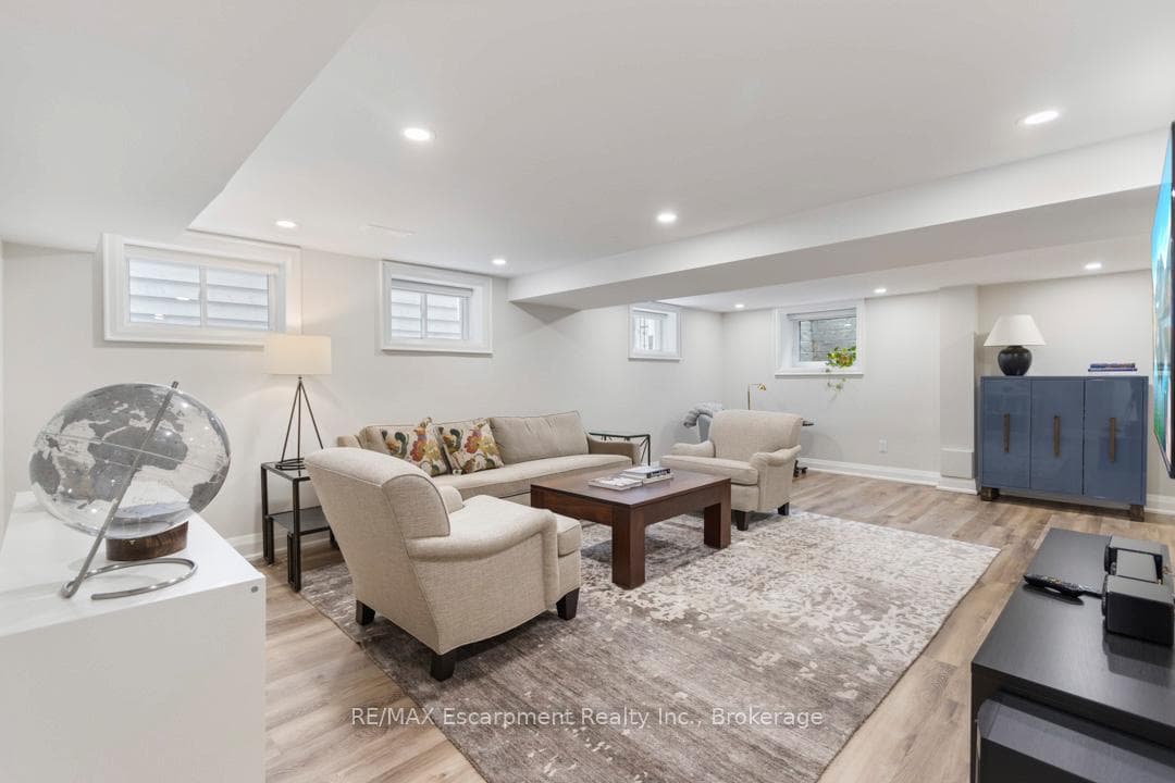 2109 Wellington Avenue photo 28