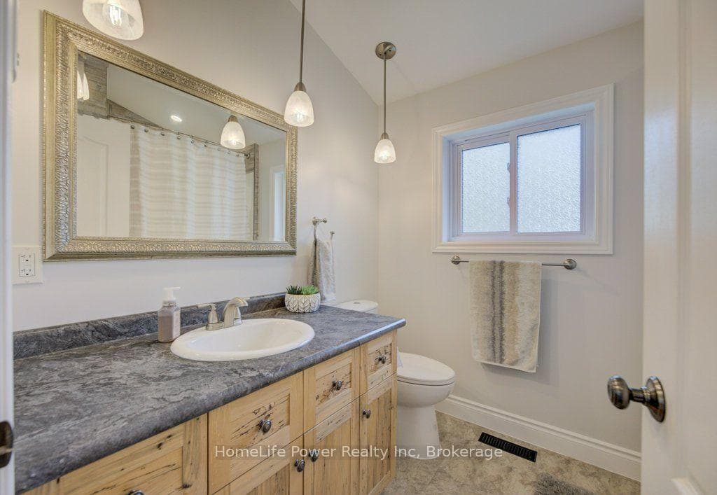 1077 QUEEN Street photo 13