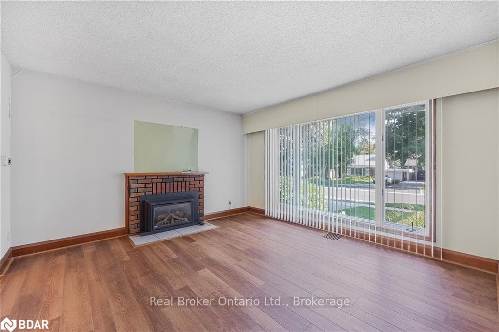 32 BORLAND Street photo 4
