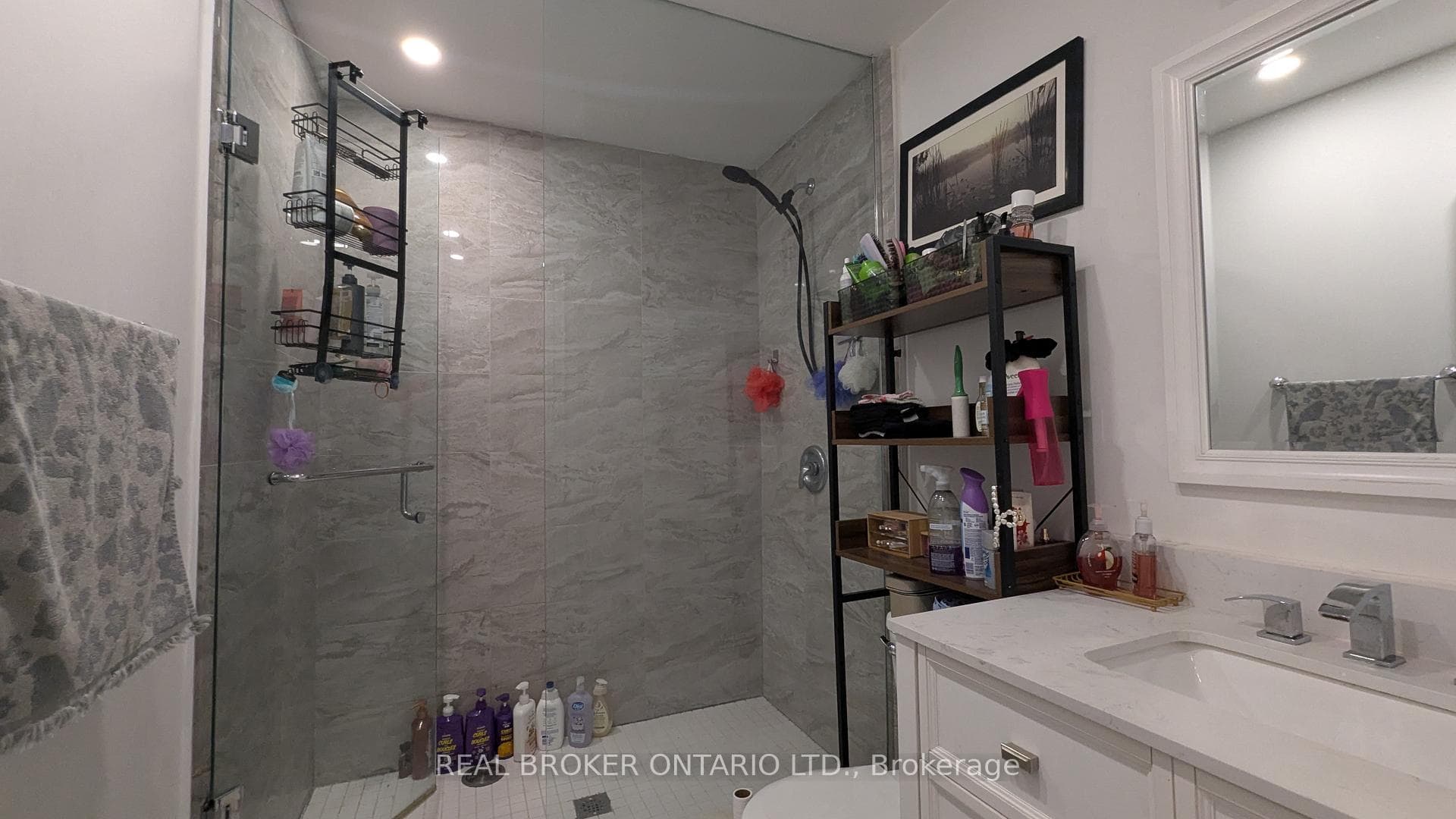 2199 Gerrard Street Unit 4 photo 16