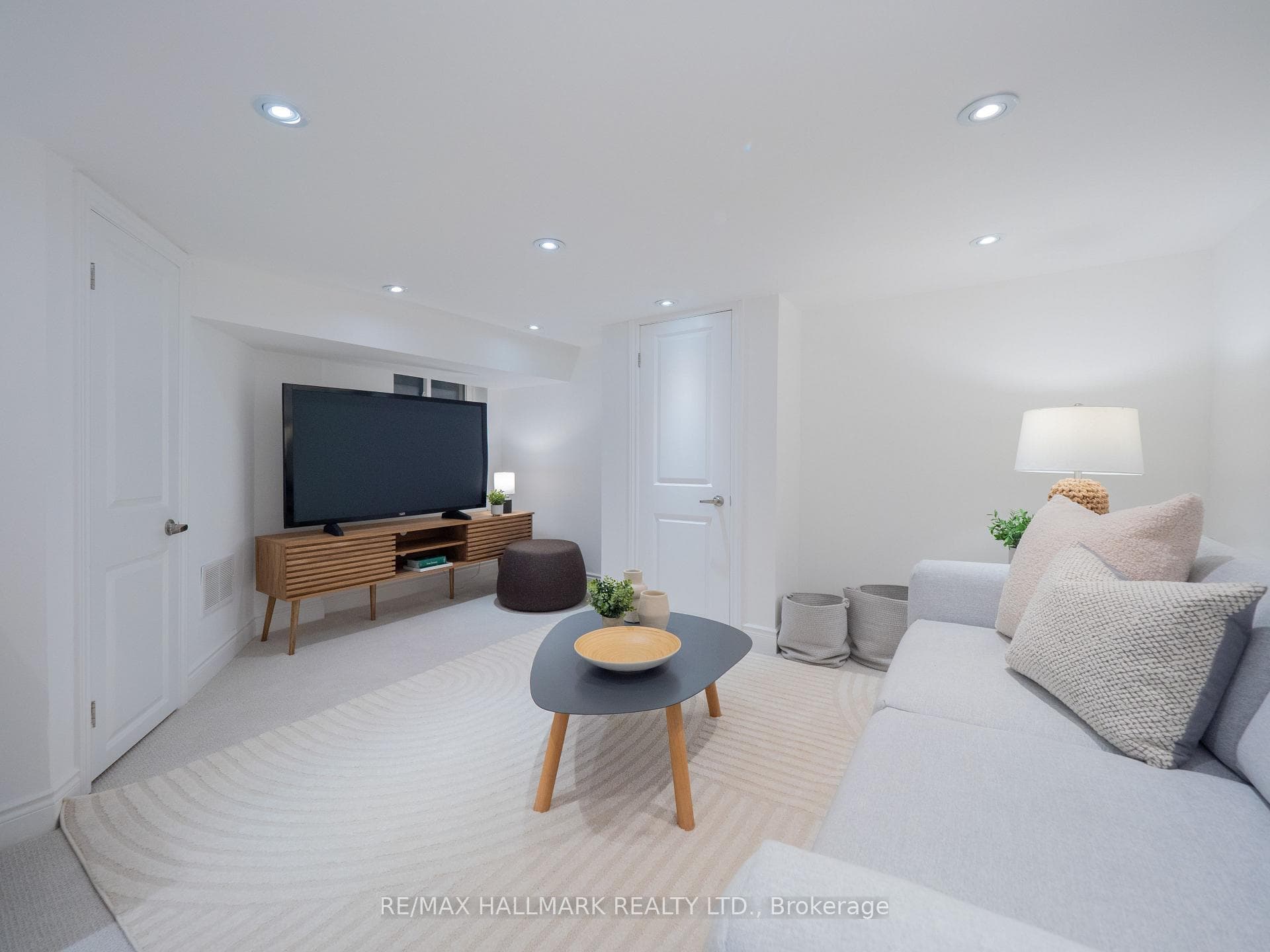 65 Hampton Avenue photo 39