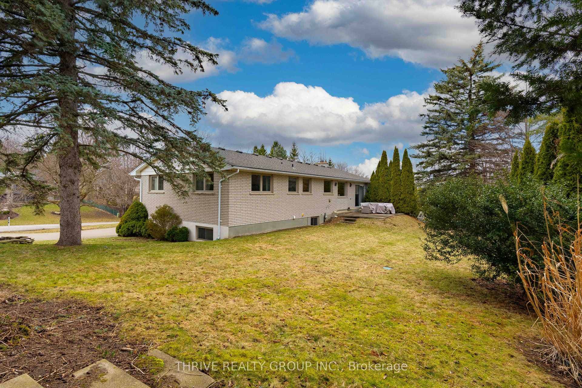 688 Westmount Hill Drive photo 35