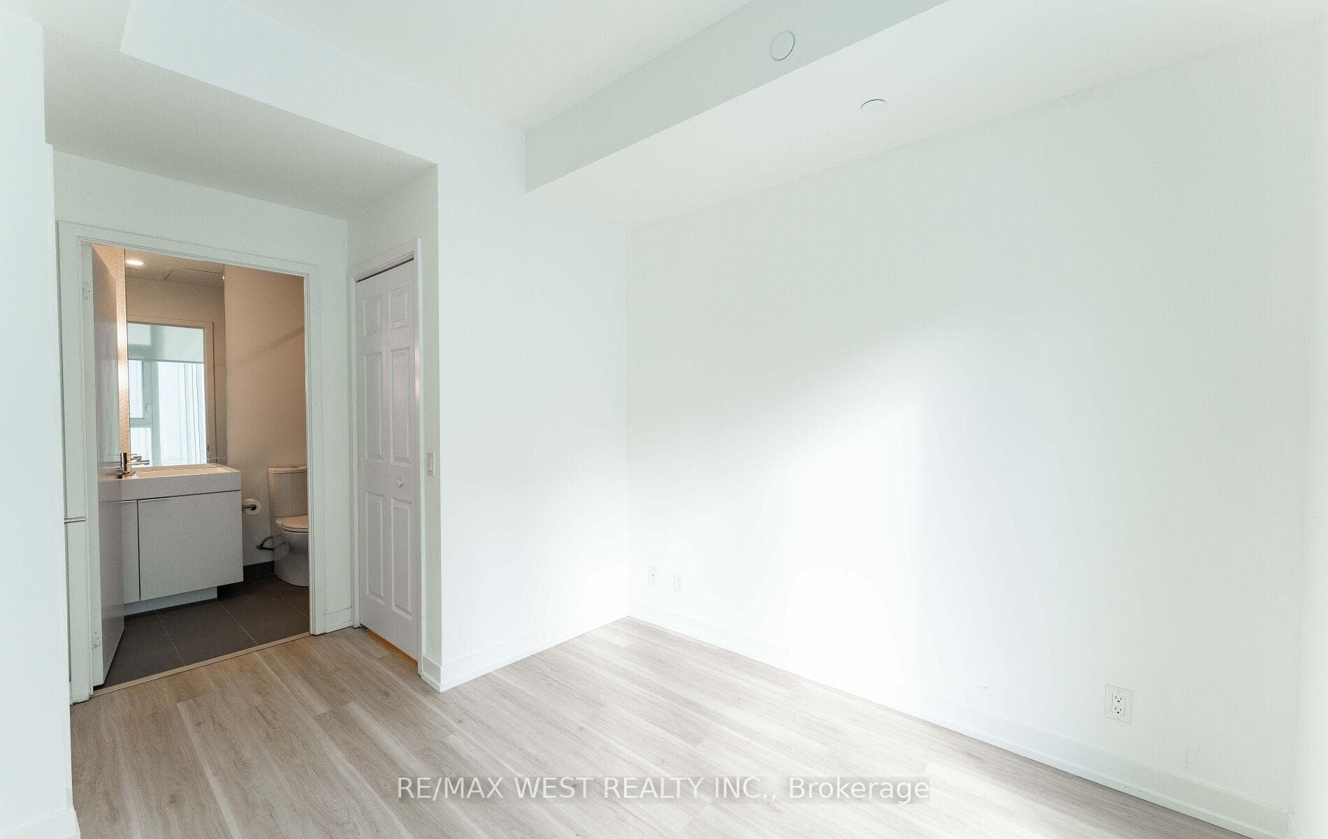 Primary Bedroom Attached Ensuite Bath