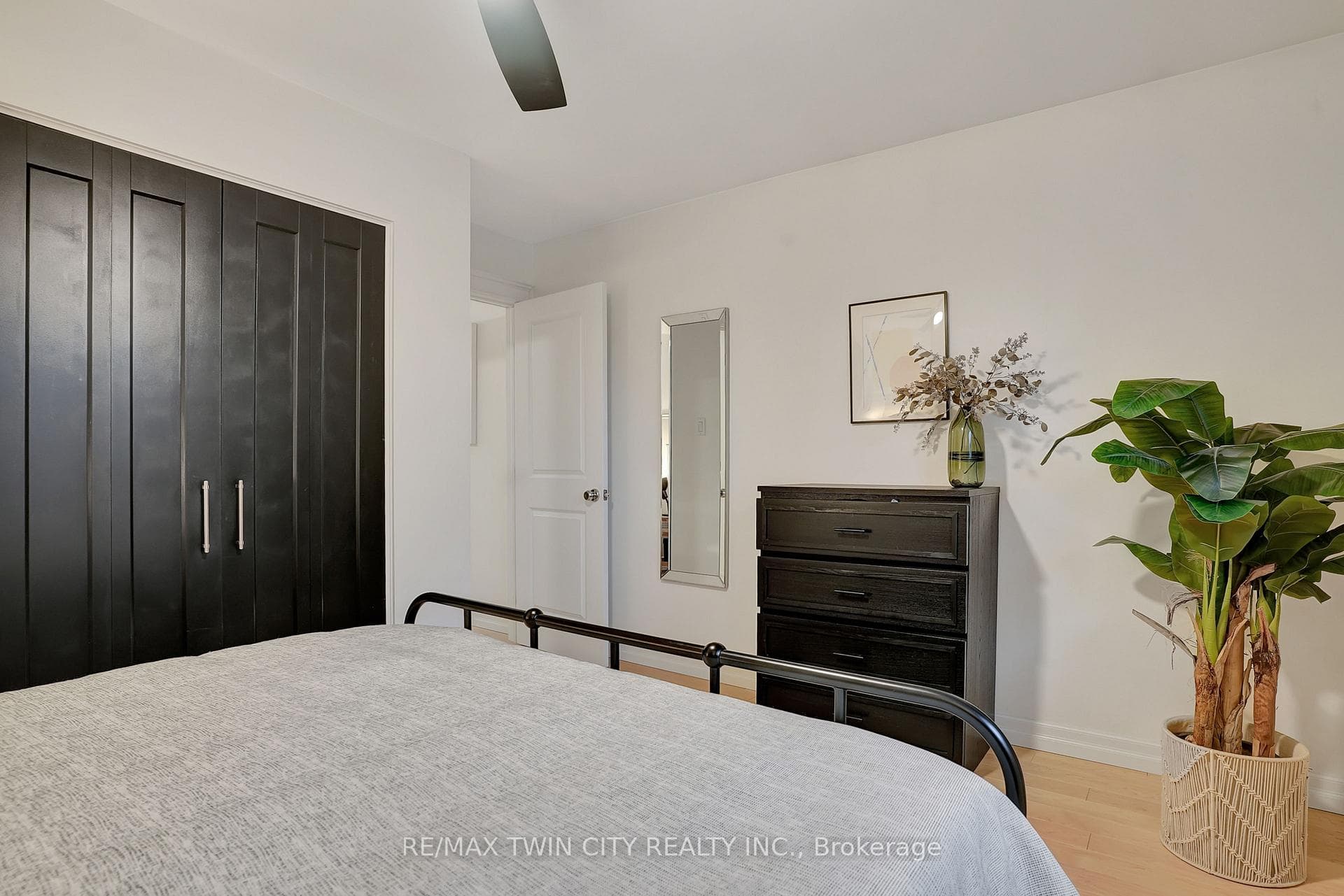 10 Vincent Drive photo 16