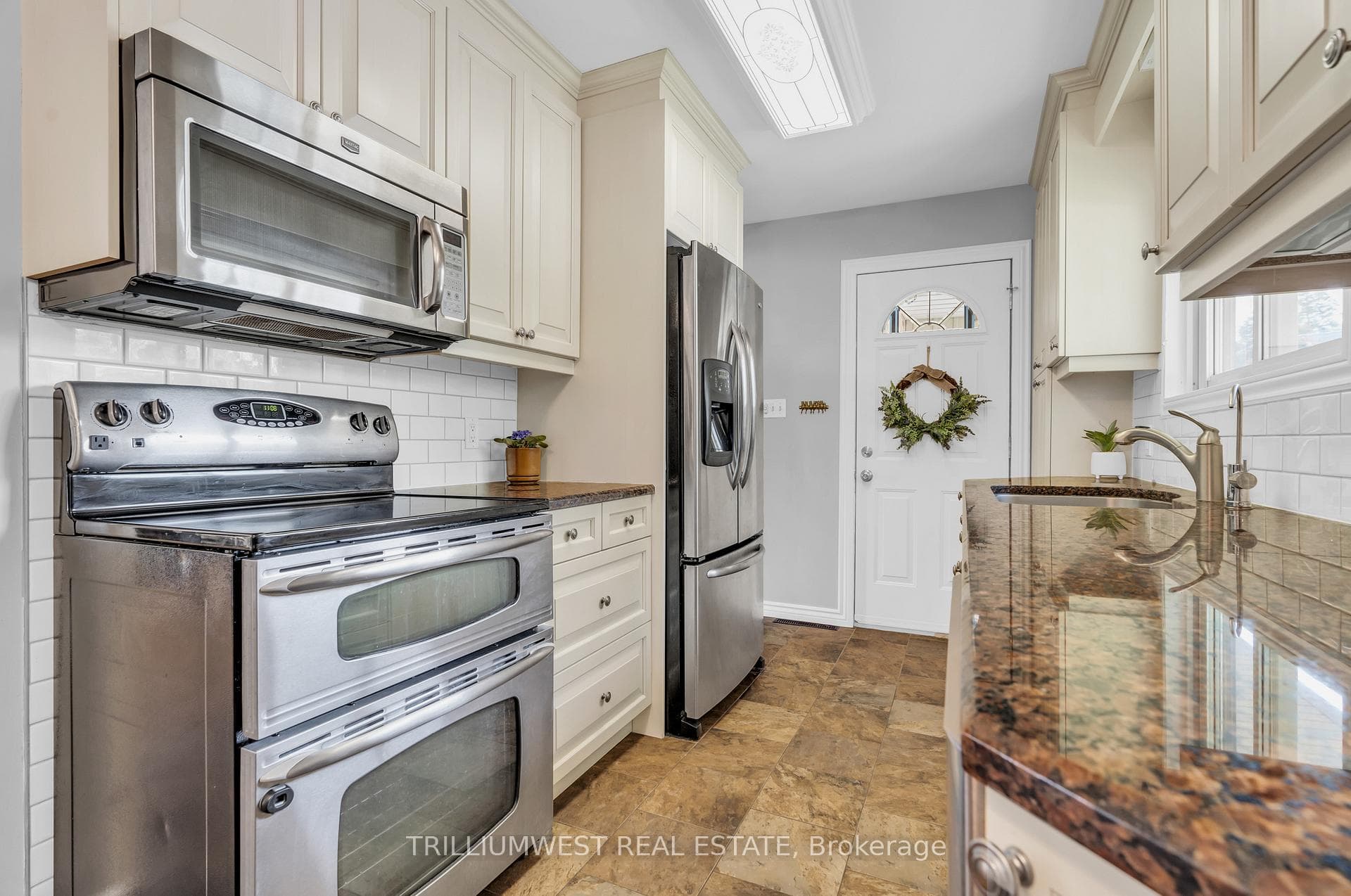565 Moore Street photo 11