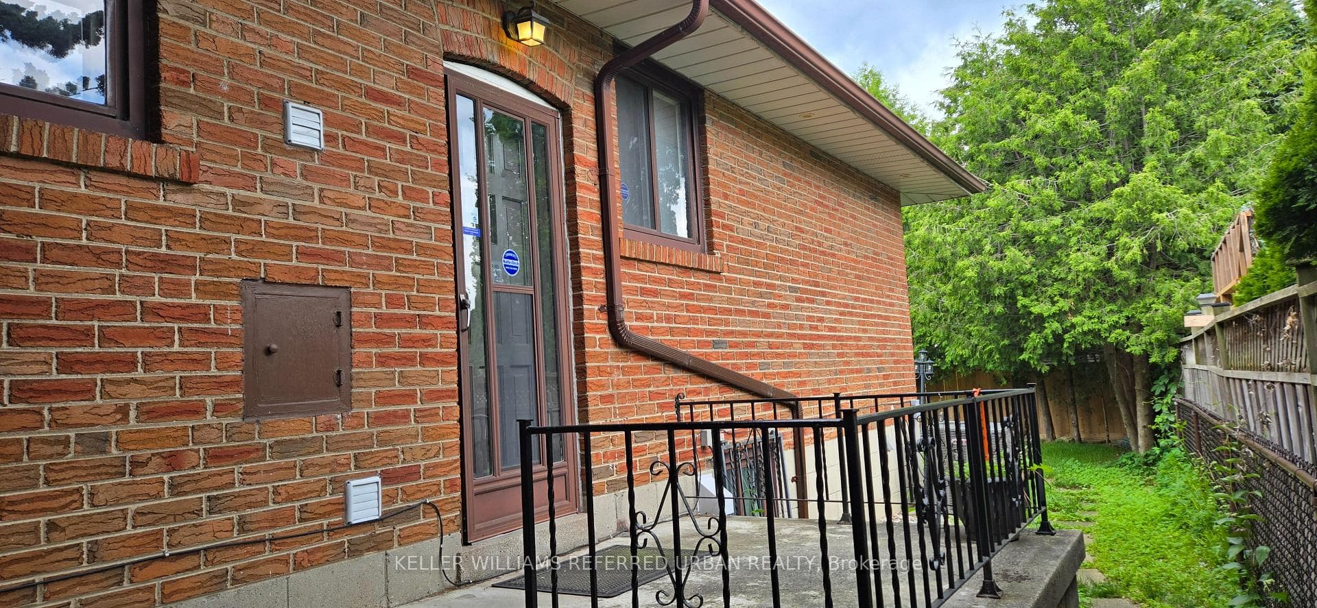 49 Halkin Crescent Unit Bsmt photo 11
