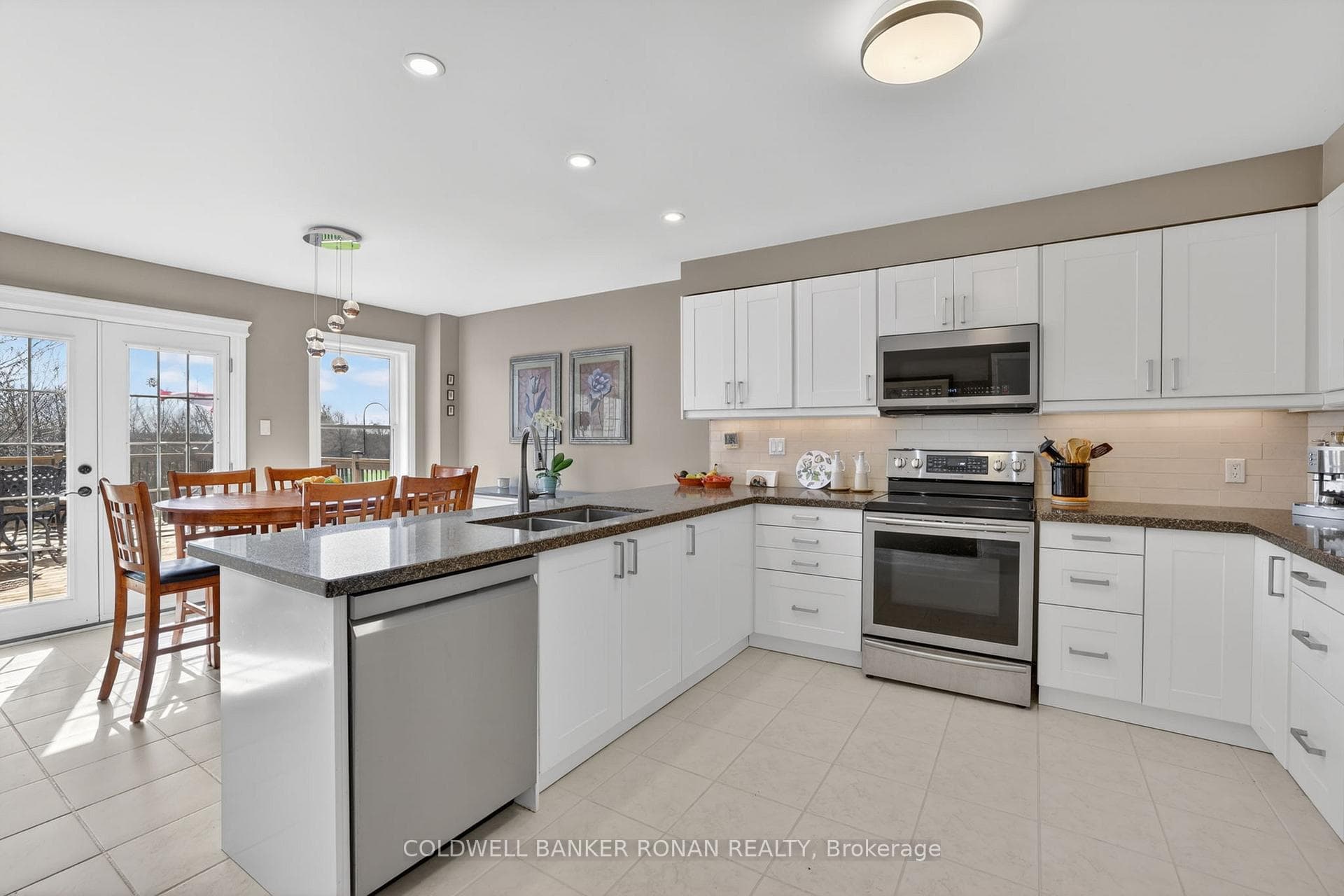 240 Howard Crescent photo 10