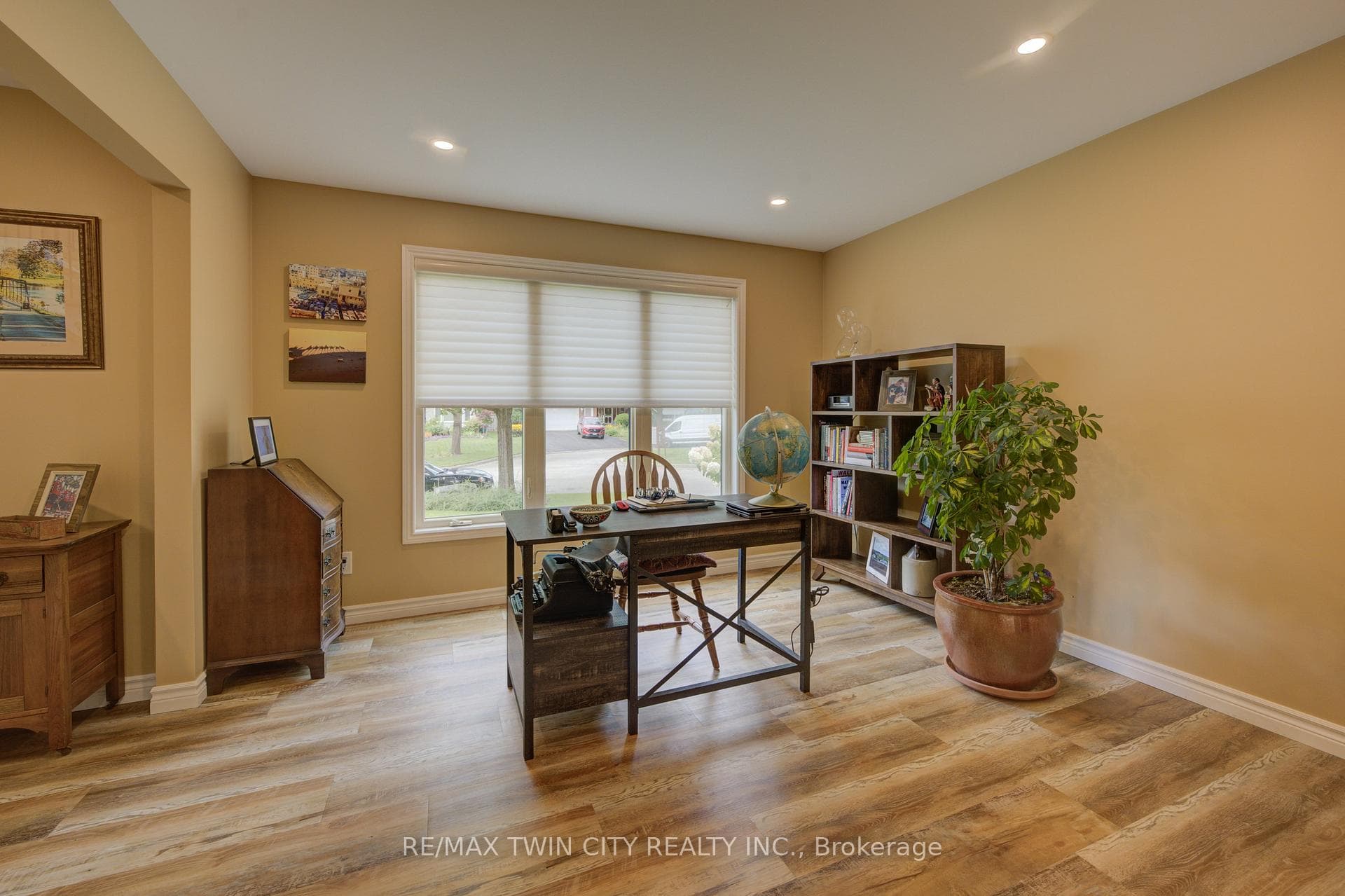 393 TIMLOCK Place photo 5