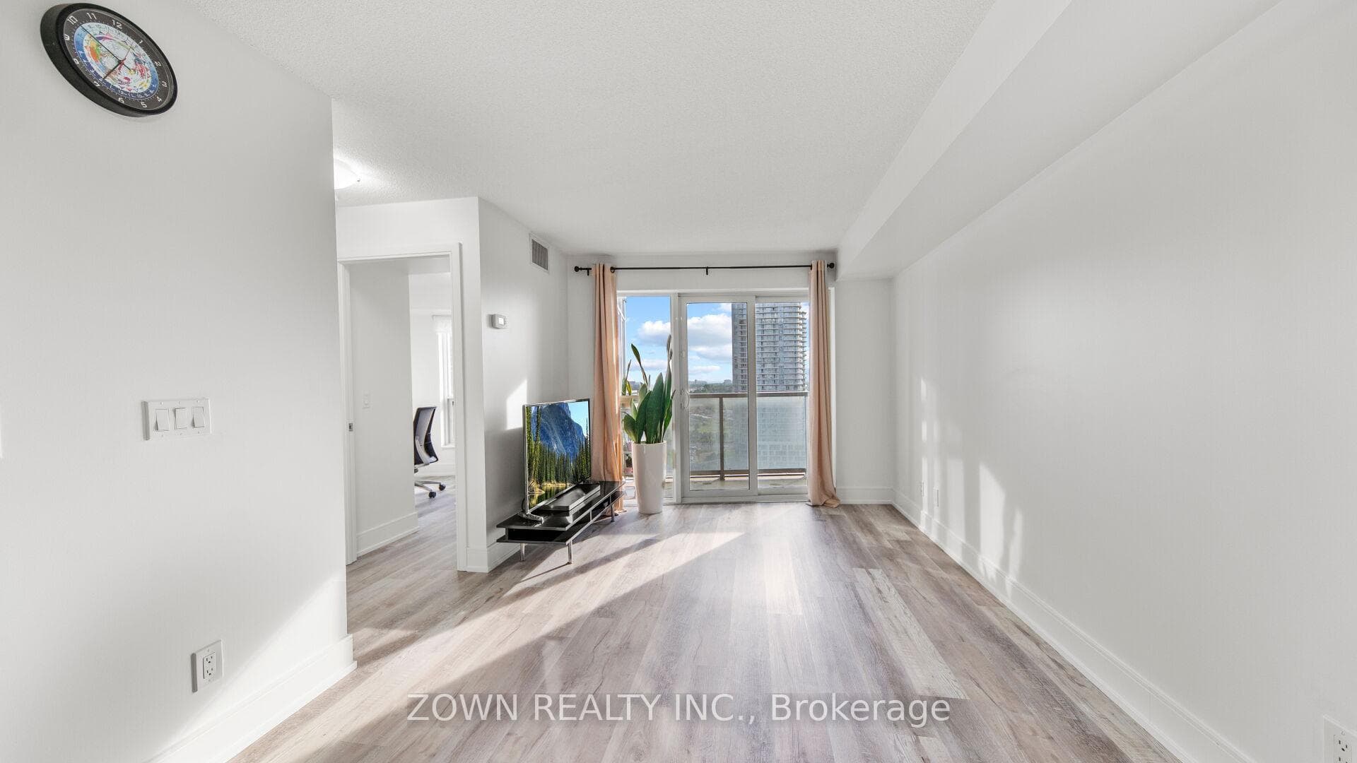 135 Village Green Square Unit 2019 photo 26