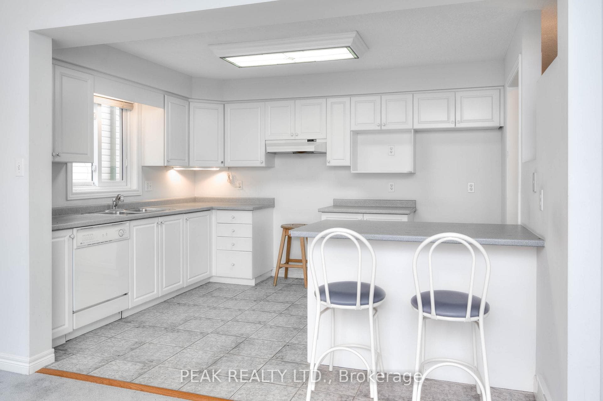 Plenty of storage in this kitchen with peninsula!