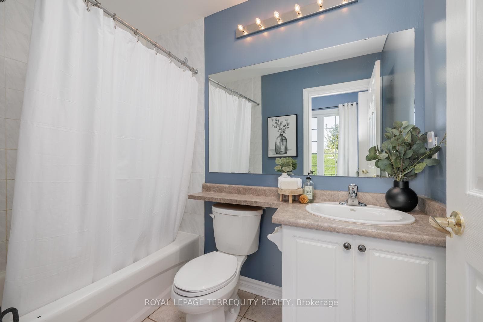 Main Floor Bedroom 4 Pc Ensuite