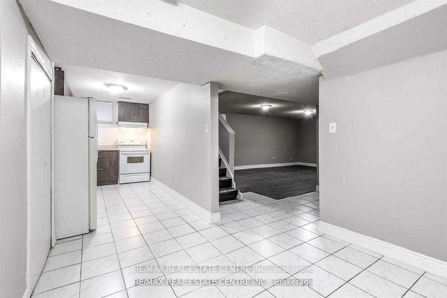 83 Autumn Boulevard Unit Lower photo 3