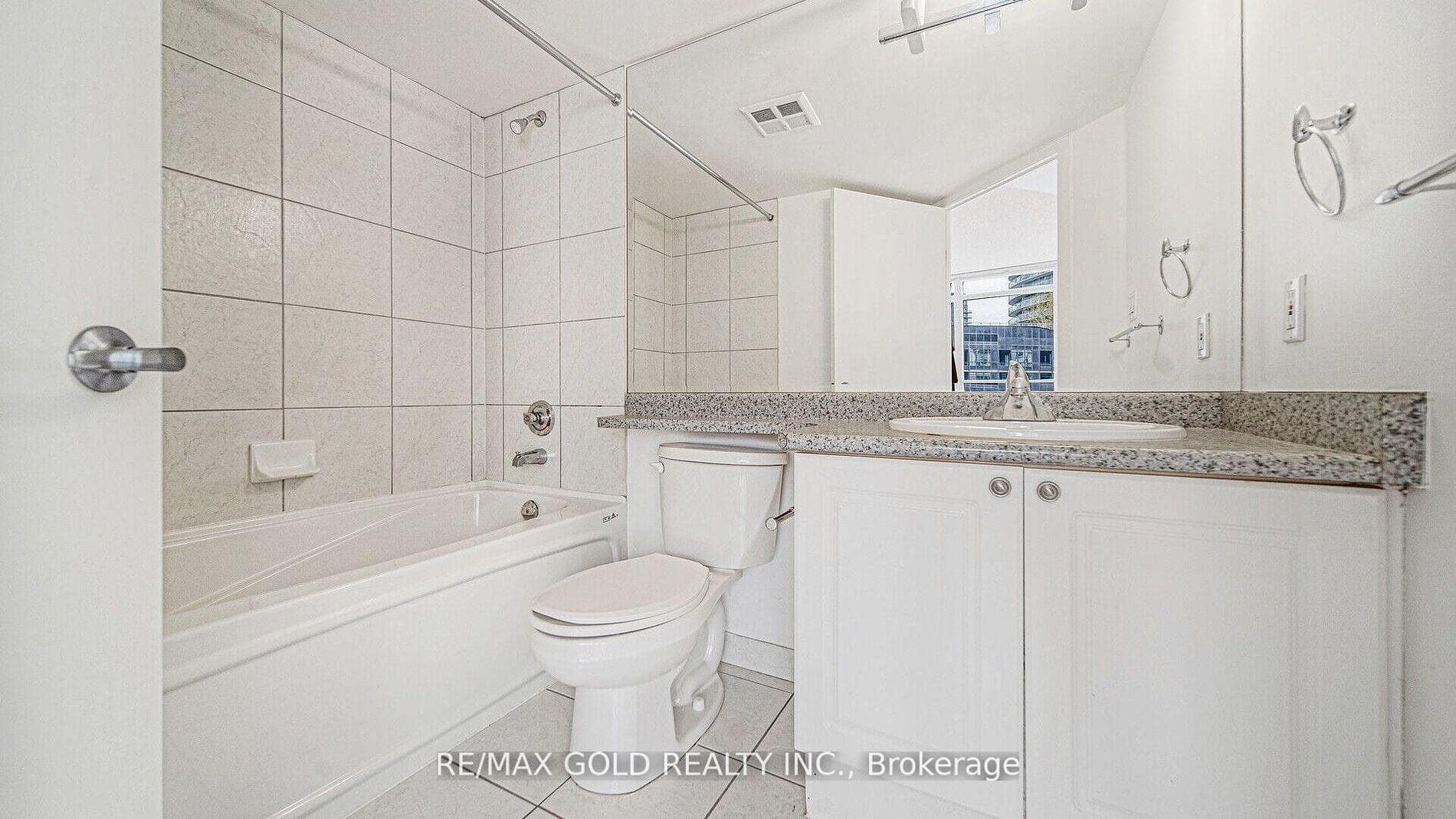 550 Queens Quay Unit 509 photo 12