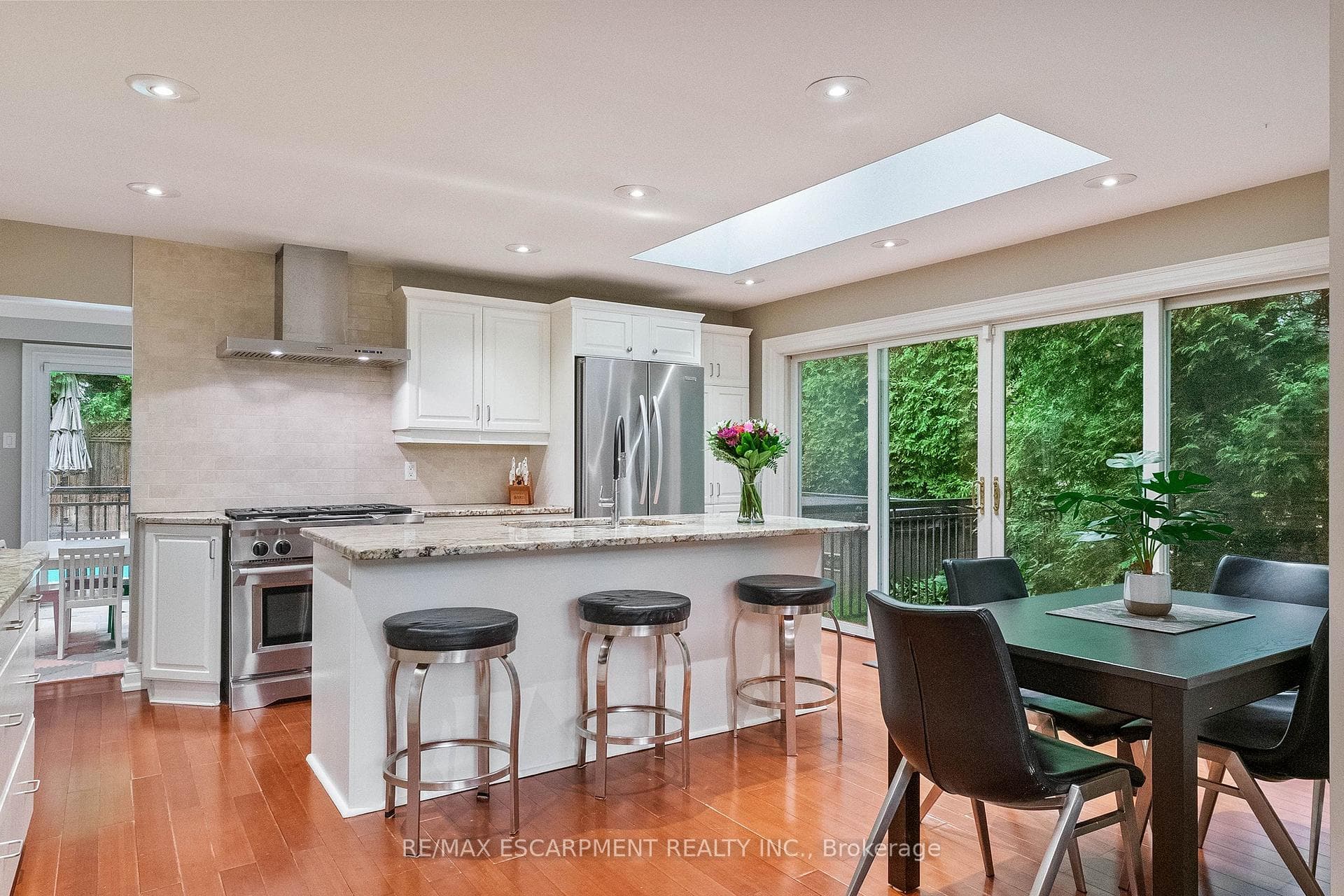615 VANESSA Crescent photo 11