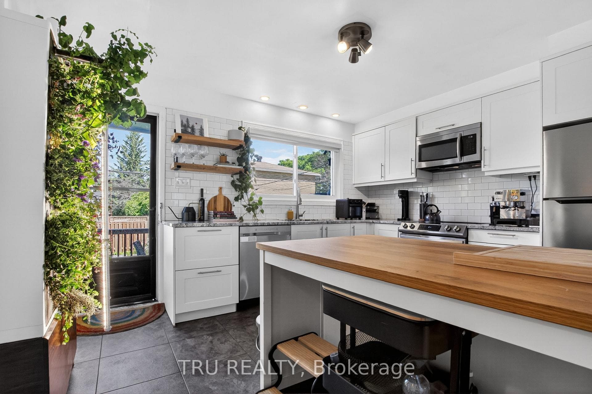 1253 Emperor Avenue photo 10